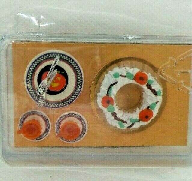 Round cake and 2 cups of coffee - dollhouse miniature handcrafted