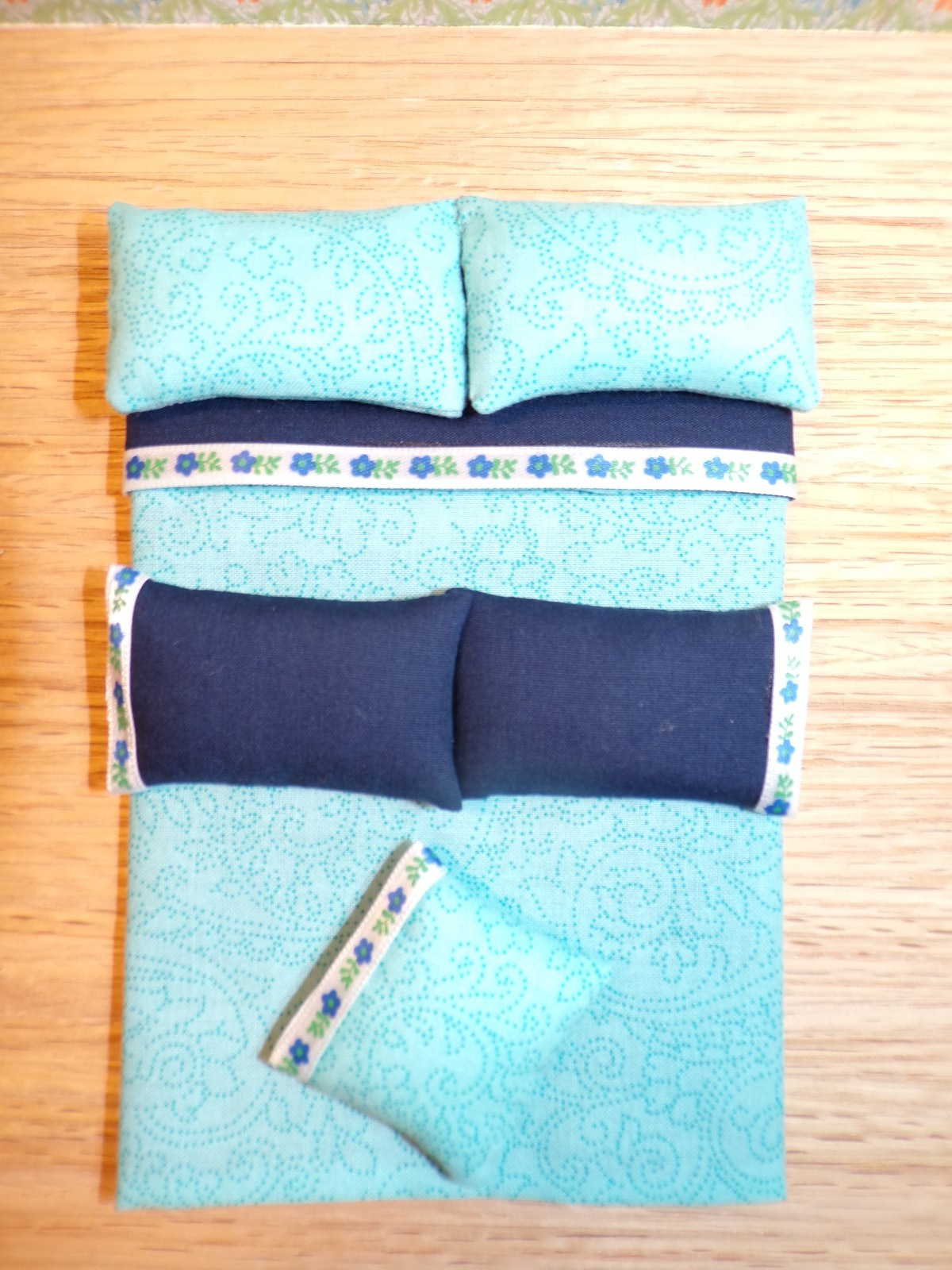 Dollhouse Miniature Double Bed Comforter and Pillow Set V4