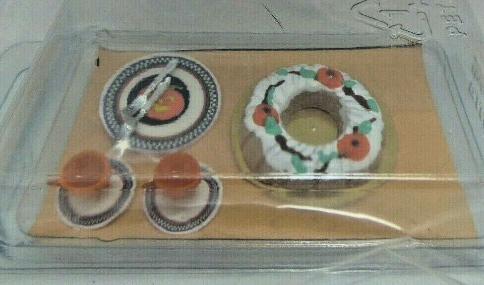 Round cake and 2 cups of coffee - dollhouse miniature handcrafted