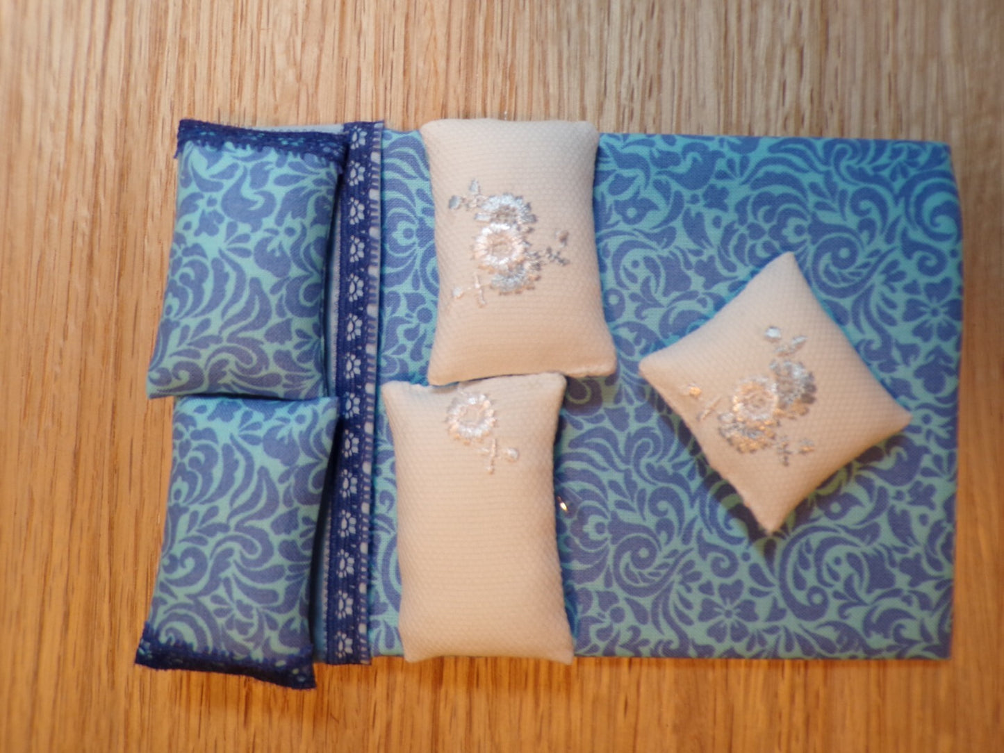 Dollhouse Miniature Double Bed Comforter and Pillow Set V5