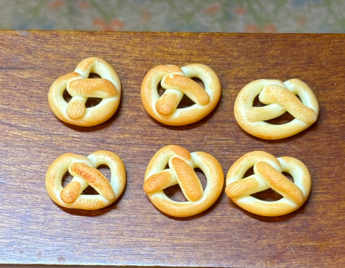 Dollhouse Miniature Set of 6 Pretzels